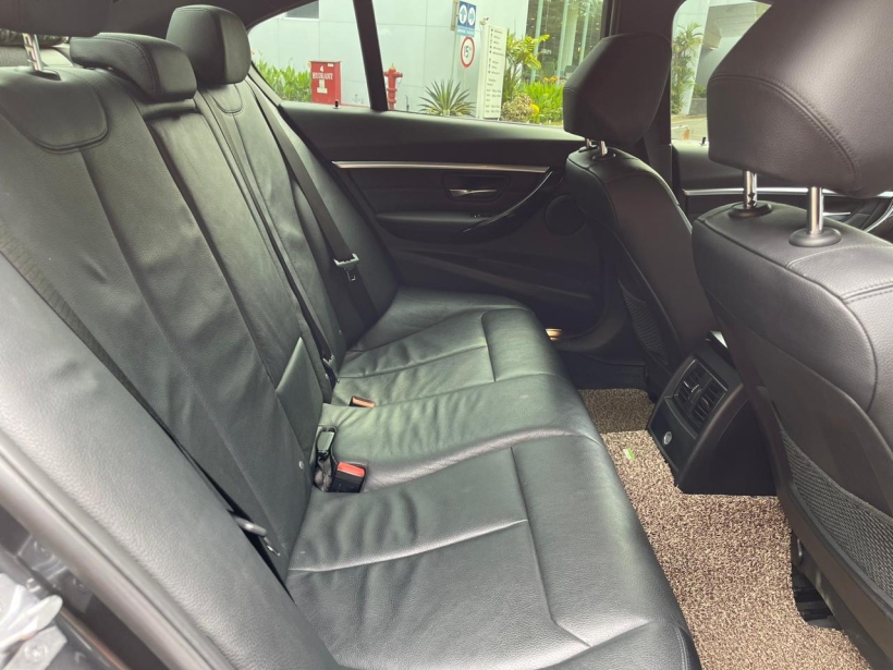BMW 3 Series 320i LCI