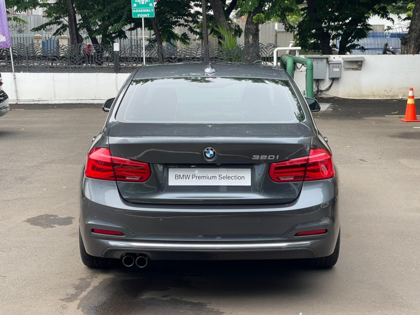 BMW 3 Series 320i LCI